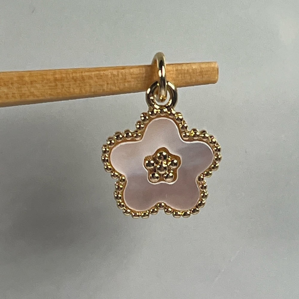 18 K Plated Mother of Pearl Floral Clover Pendant - Picture 5 of 7